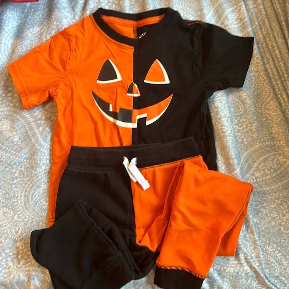 Halloween playset/pajamas, size 5T